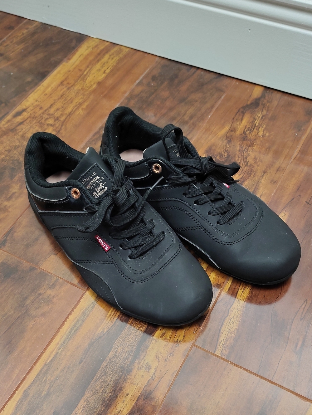 Levi's Womens Tennis Black Low-Top Lace-Up Sneakers with Subtle Red Tab Size 8.5